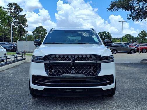 White Metallic 2026 Lincoln Navigator Reserve