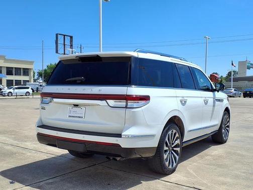 White Metallic 2023 Lincoln Navigator Reserve