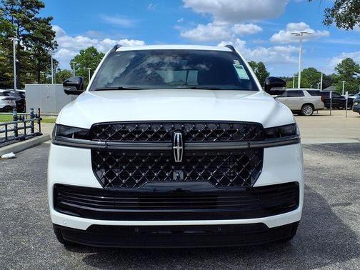 White Metallic 2027 Lincoln Navigator Reserve