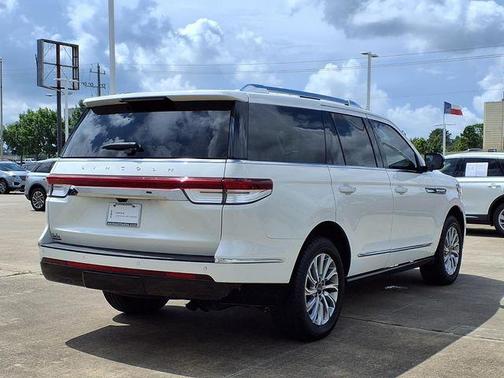 White Metallic 2024 Lincoln Navigator Premiere
