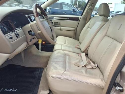 2006 Lincoln Town Car Signature Limited