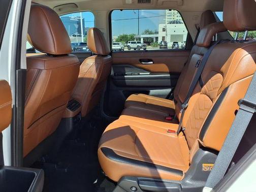 White 2024 Nissan Pathfinder Platinum