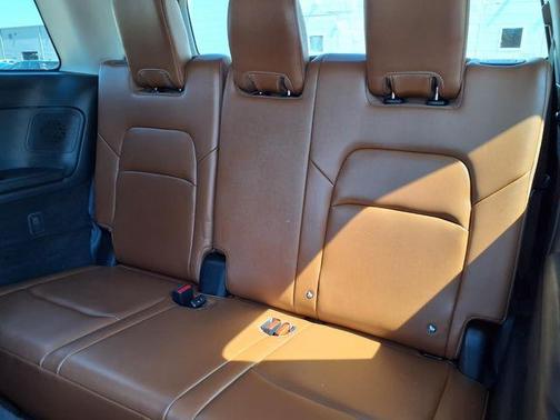 White 2024 Nissan Pathfinder Platinum