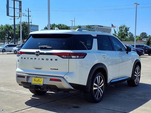 White 2024 Nissan Pathfinder Platinum