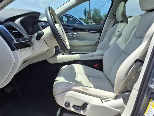 2019 Volvo XC90 T6 Momentum