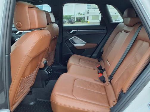 Glacier White Metallic 2022 Audi Q3 45 S line Premium