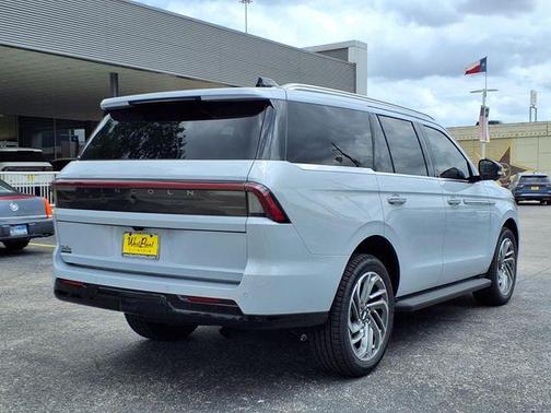 Crystal White 2026 Lincoln Navigator Premiere