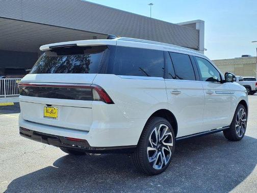 White Metallic 2027 Lincoln Navigator Reserve