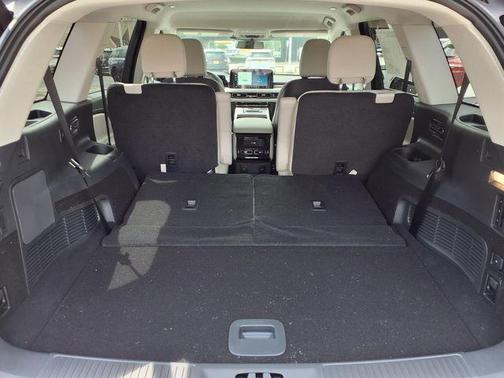 White Metallic 2026 Lincoln Aviator Premiere