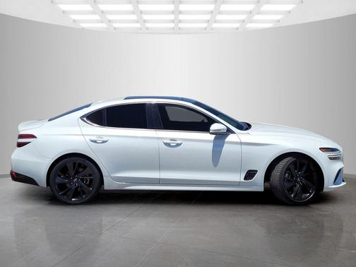 Uyuni White 2023 Genesis G70 2.0T RWD