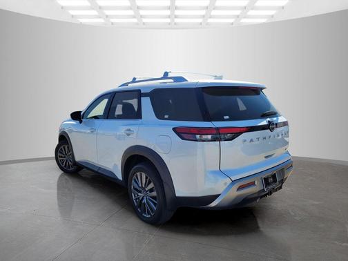 Everest White Pearl Tricoat 2025 Nissan Pathfinder SL FWD