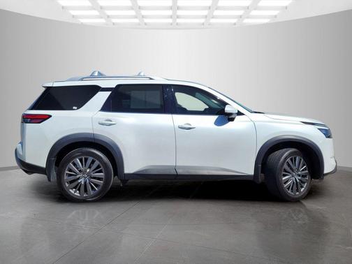 Everest White Pearl Tricoat 2025 Nissan Pathfinder SL FWD