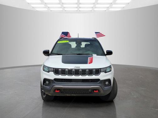 Bright White Clearcoat 2025 Jeep Compass Trailhawk