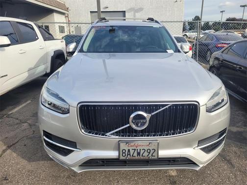 2017 Volvo XC90 T6 Momentum