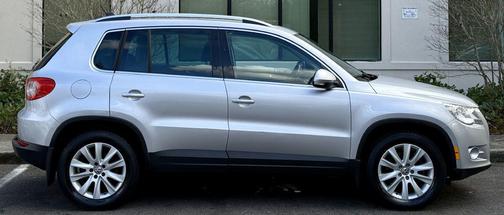 Reflex Silver Metallic 2009 Volkswagen Tiguan Base
