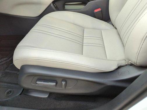 Platinum White Pearl 2026 Honda HR-V EX-L