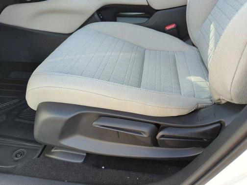 Platinum White Pearl 2026 Honda HR-V LX