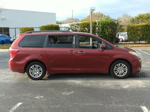 2017 Toyota Sienna XLE