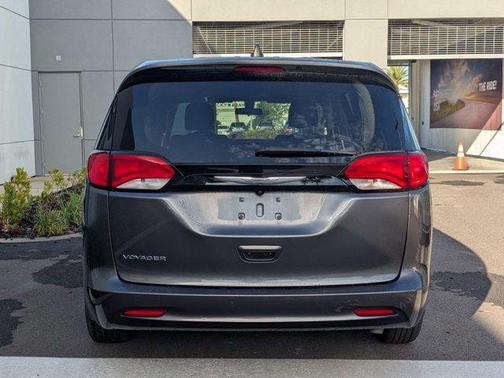 2022 Chrysler Voyager LX