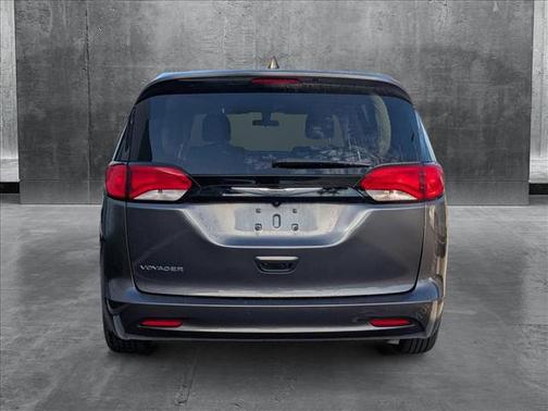 2022 Chrysler Voyager LX
