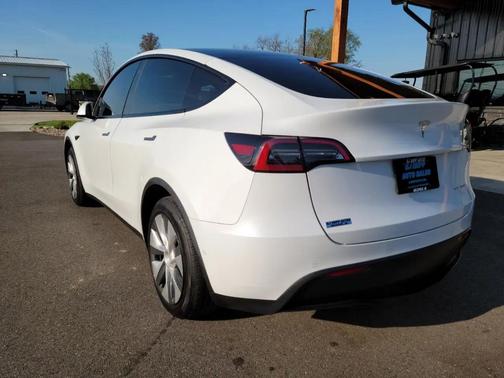 Pearl White Multi-Coat 2022 Tesla Model Y Long Range Dual Motor All-Wheel Drive