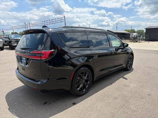 Diamond Black Crystal Pearlcoat 2025 Chrysler Pacifica Limited