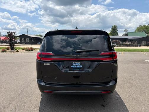 Diamond Black Crystal Pearlcoat 2025 Chrysler Pacifica Limited