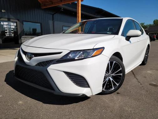 Super White 2020 Toyota Camry SE