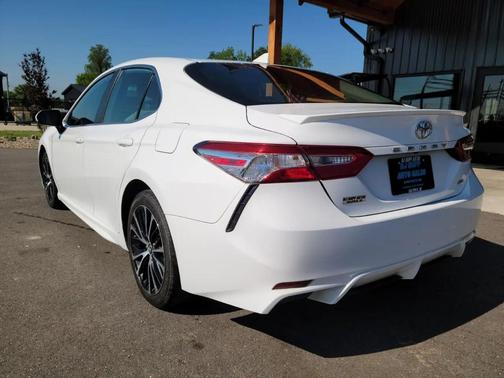 Super White 2020 Toyota Camry SE
