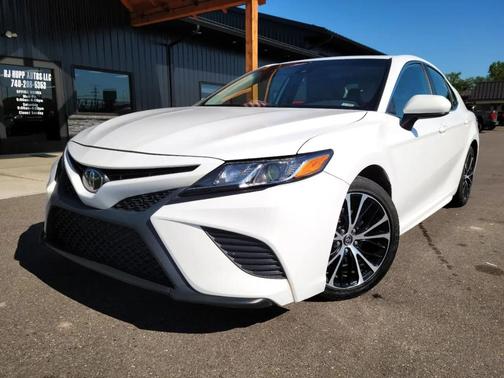 Super White 2020 Toyota Camry SE