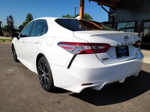 Super White 2020 Toyota Camry SE