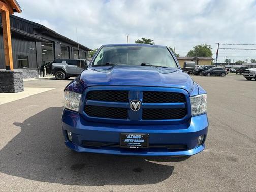 Brilliant Black Crystal Pearlcoat 2018 RAM 1500 Tradesman/Express