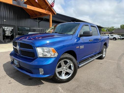 Brilliant Black Crystal Pearlcoat 2018 RAM 1500 Tradesman/Express