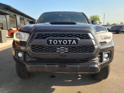 Midnight Black Metallic 2019 Toyota Tacoma TRD Sport