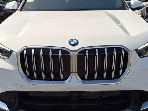 Alpine White 2027 BMW X1 xDrive28i