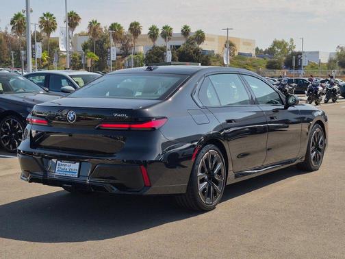 Black Sapphire Metallic 2026 BMW 740 i