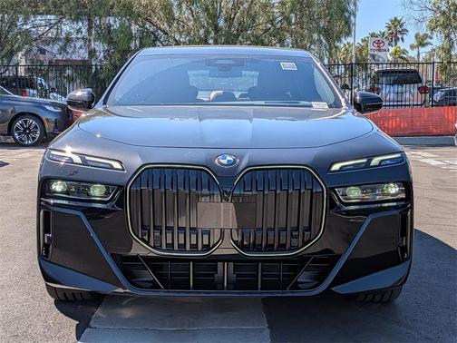 2025 BMW 740 i