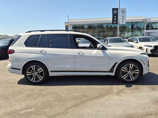 Alpine White 2027 BMW X7 xDrive40i