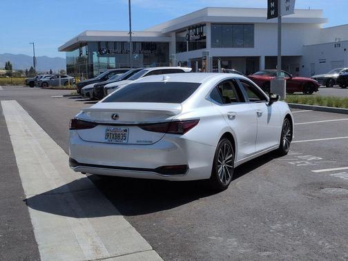 2025 Lexus ES 300h Base