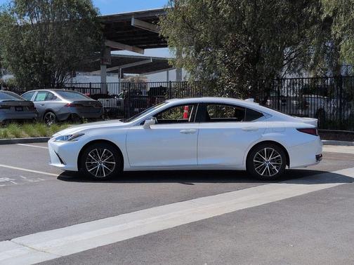 2025 Lexus ES 300h Base