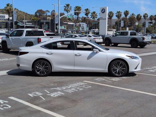 2025 Lexus ES 300h Base