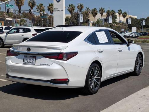 2025 Lexus ES 300h Base