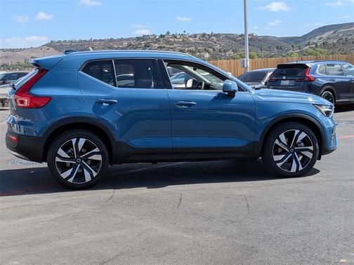 2023 Volvo XC40 B5 Plus Bright Theme