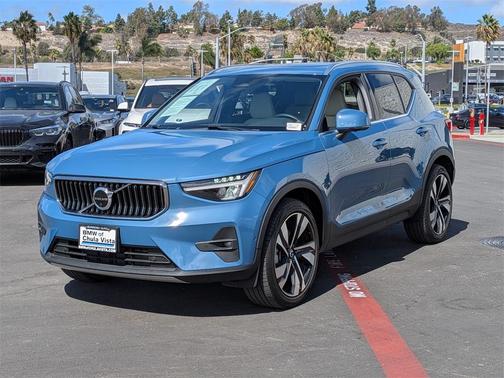2023 Volvo XC40 B5 Plus Bright Theme
