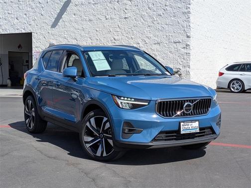 2023 Volvo XC40 B5 Plus Bright Theme