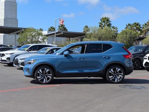 2023 Volvo XC40 B5 Plus Bright Theme