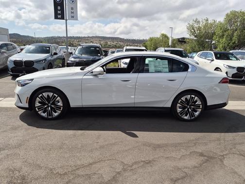 Alpine White 2027 BMW i5 eDrive40