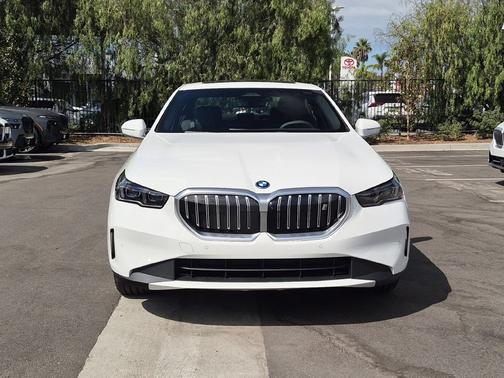 Alpine White 2027 BMW i5 eDrive40