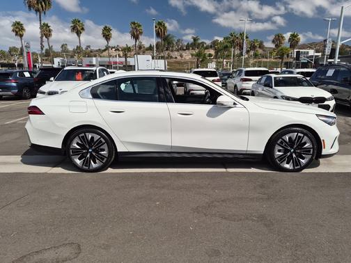 Alpine White 2027 BMW i5 eDrive40