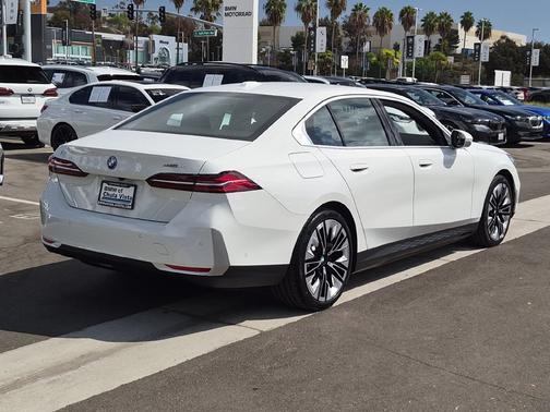 Alpine White 2027 BMW i5 eDrive40